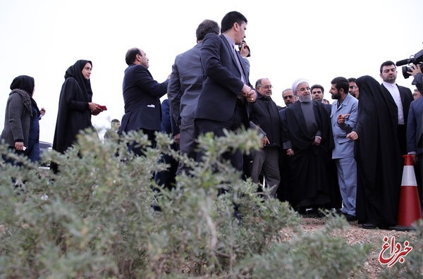 بازدید روحانی از طرح تثبیت خاک و بیابان‌زدایی کانون‌های بحرانی تولید ریزگرد در خوزستان