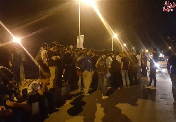 تجمع نیمه‌شبی هواداران عصبانی ملوان روی پل انزلی +عکس