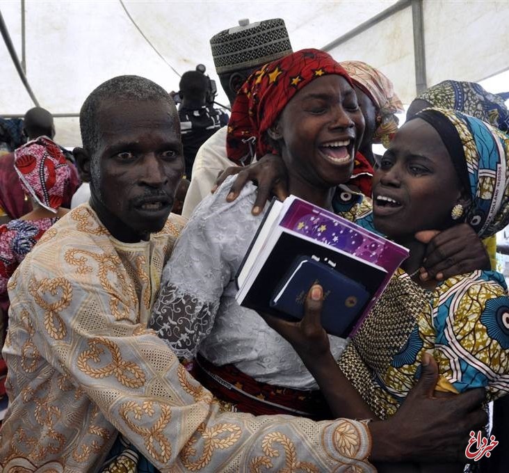 عکس | لحظه دیدار یکی از دختران نیجریه‌ای ربوده شده توسط بوکوحرام با خانواده خود
