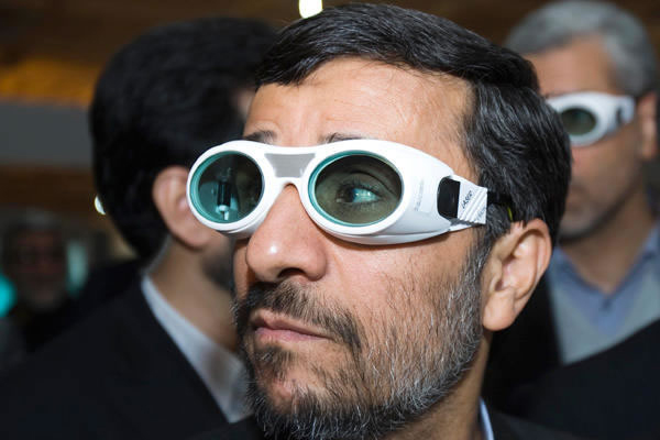 المانیتور: هدف احمدی نژاد از این همه نامه نگاری و بیانیه نویسی چیست؟