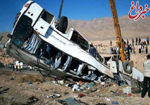 16 مصدوم در واژگونی اتوبوس در جاده شیراز- مرودشت