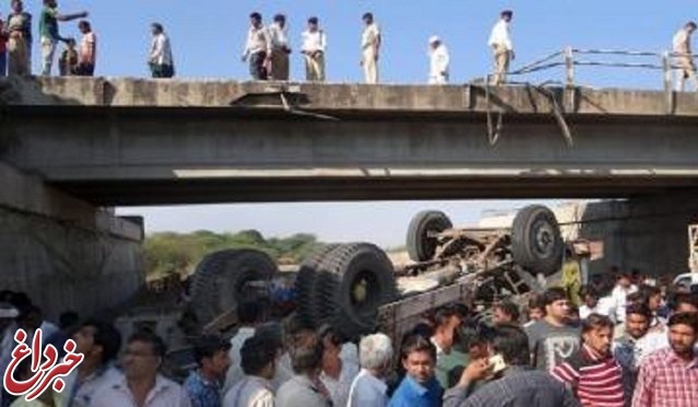 سقوط کامیونِ مهمانان عروسی در هند ۳۳ کشته و زخمی به‌جا گذاشت