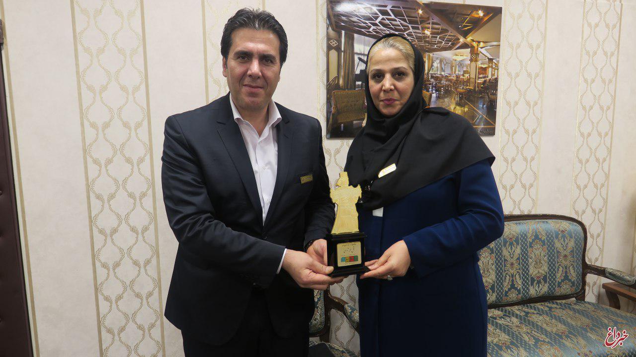 اهدای تندیس جشنواره مارکوپولو به هتل بین‌المللی لاله تهران