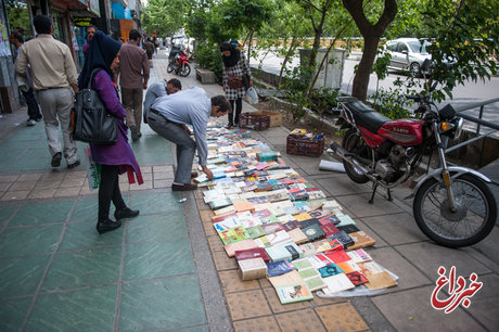 پلیس: خیابان انقلاب از دستفروشان کتاب پاکسازی می‌شود / کتاب‌های مبتذل، ممنوعه و چاپ‌های غیرمجاز جمع آوری می‌شود