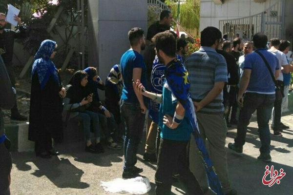 اعتراض هواداران استقلال از وزارت ورزش به باشگاه رسید