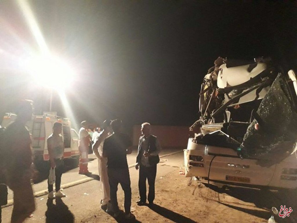 برخورد اتوبوس با کامیون در جاده اردستان به نائین ۱۸ مصدوم از خود برجا گذاشت