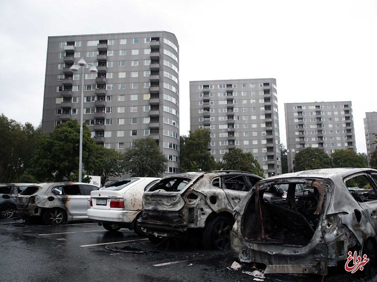جوانان ماسک دار سوئدی 80 خودرو را آتش زدند