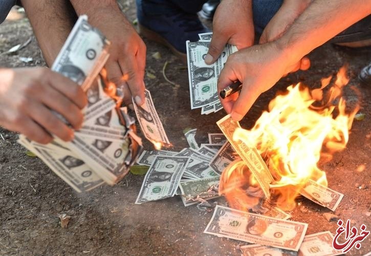 آتش‌ زدن سمبلیک دلارهای آمریکا در ترکیه