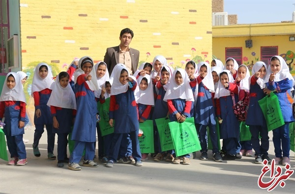 توزیع هدایای بانک کشاورزی در مدارس مناطق محروم استان یزد