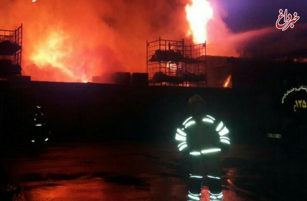 آتش سوزی گسترده کارگاه صنعتی هزار متری در جاده مخصوص کرج