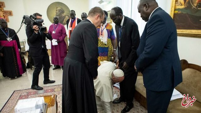 بوسه صلح پاپ بر پاهای رئیس جمهور سودان ؛ سودان جنوبی آبستن تحولات مثبت است؟