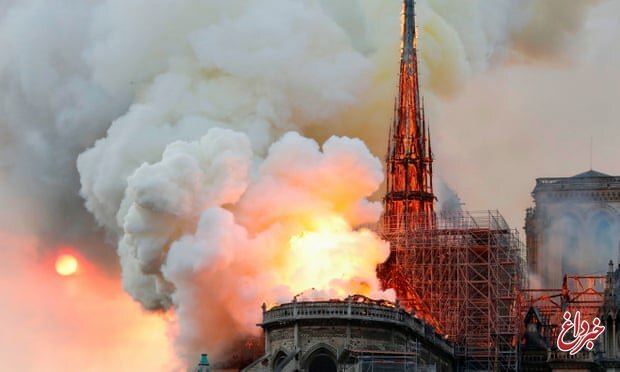 آتش در «نوتردام» مهار شد / شهردار پاریس: آثار هنری و مذهبی هنگام آتش‌سوزی، از کلیسا خارج شدند / مکرون: کلیسا را از نو می‌سازیم