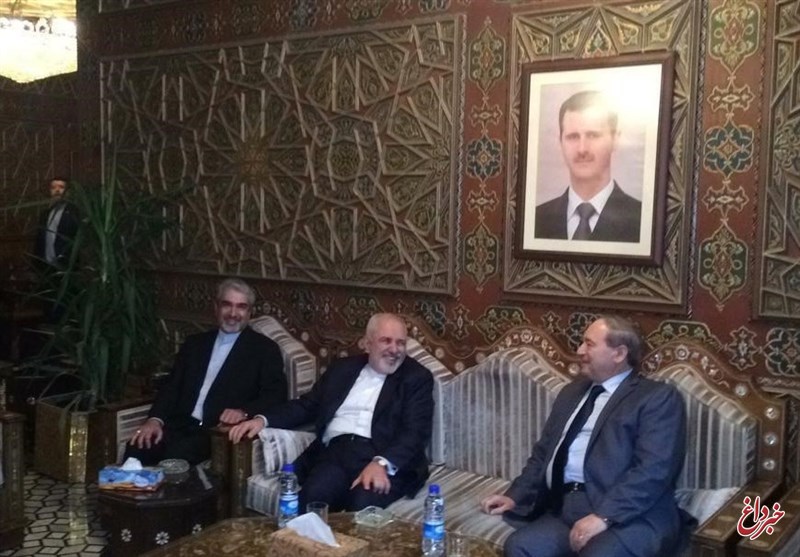 ظریف در فرودگاه دمشق: برای اجرای توافقات دو کشور به سوریه آمده‌ام