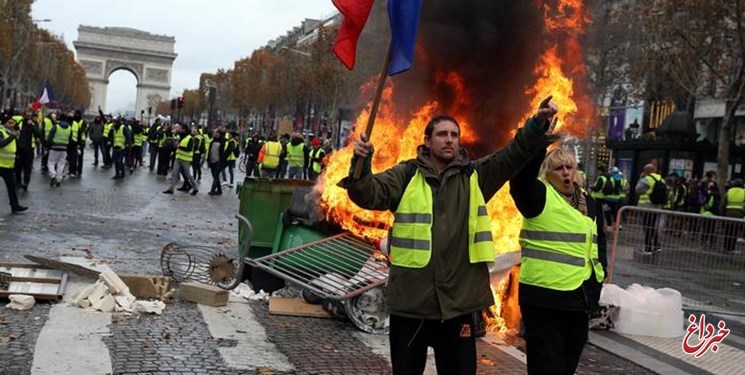 تظاهرات کنندگان فرانسوی چند خودرو و موتورسیکلت را به آتش کشیدند