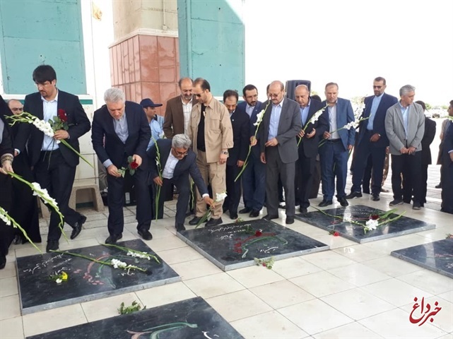 ادای احترام دکتر مونسان به مقام شامخ شهیدان در قزوین