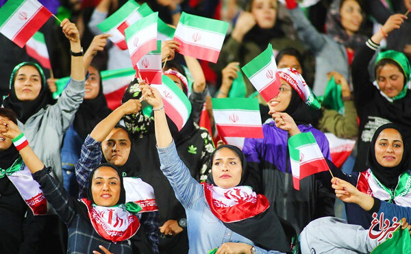 خبری که گوینده ورزشگاه آزادی اعلام کرد: قرار است در بازی‌های بعدی ملی و لیگ، خانم‌ها به استادیوم بیایند