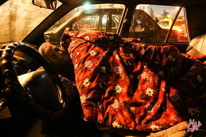 ماشین‌خوابی برای فروش جای پارک در خیابان‌های شلوغ تهران