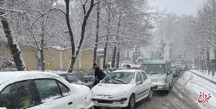 گلایه شهروندان تهرانی: میخ در شن و ماسه ای که شهردار در خیابان ها ریخته، زیاد است؛ لاستیک ها را مدام پنجر می کند / خرابی برخی خودروهای برف روب