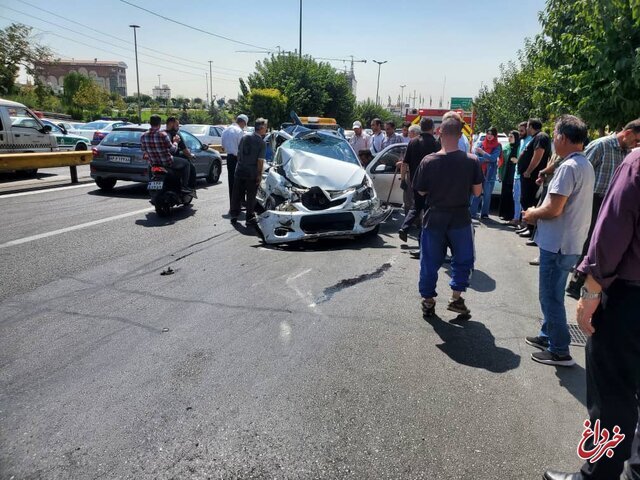 تصادف کامیون با ۸ خودرو در یک بزرگراه تهران