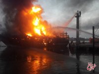 آتش سوزی لنج باری در دیلم؛ یک تبعه افغان دچار سوختگی شد