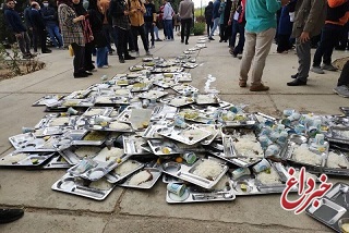 اعتراض دانشجویان صنعتی اصفهان به دلیل شیوع بیماری گوارشی در این دانشگاه / دانشجویان ظرف‌های غذای خود را بر روی زمین قرار دادند