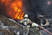 نجات ۴ نفر از میان دود و آتش ساختمان قدیمی