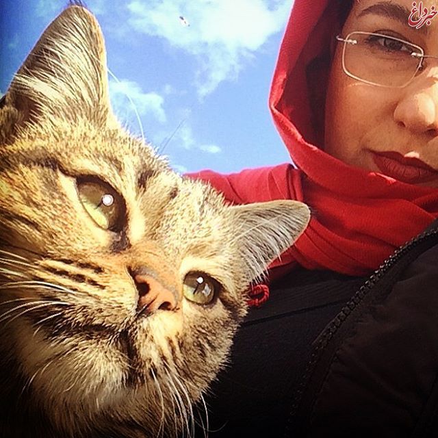 سلفی عجیب بازیگر زن معروف با گربه!! + عکس