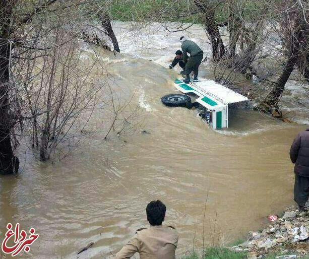 تصویری از غرق شدن خودروی ناجا