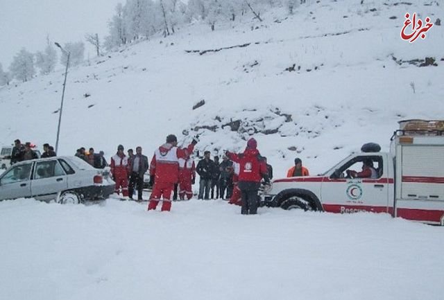 سقوط بهمن در روستای ناور شهرستان چالدران و گرفتار شدن خودروها سقوط بهمن در روستای ناور شهرستان چالدران و گرفتار شدن خودروها
