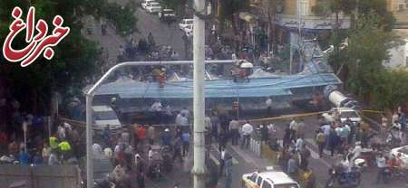 باد شدید در تهران/ سقوط داربست در خیابان 17 شهریور/ 3 نفر مصدوم شدند + عکس