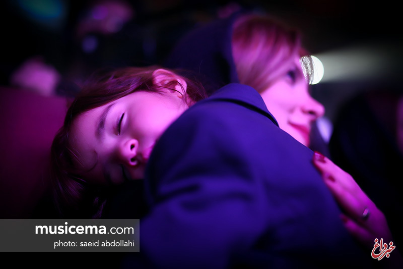 خواب دختر خواننده پاپ در آغوش مادر در کنسرت پدر! + عکس