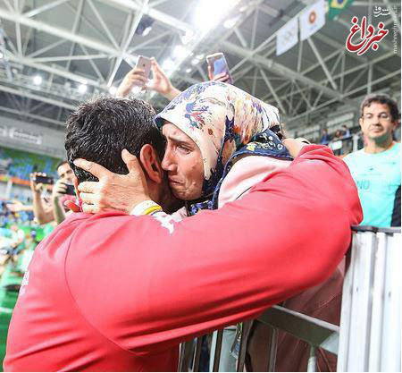 بوسه قهرمان المپیک بر دستان مادرش