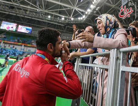 بوسه قهرمان المپیک بر دستان مادرش