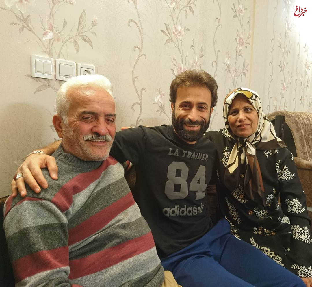 عکس/ پیرمرد لیگ در کنار پدر و مادرش