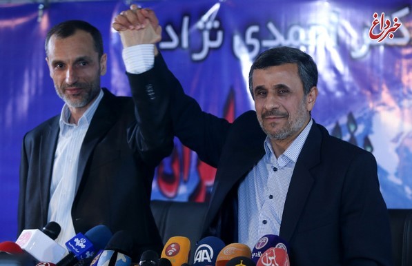 حواشی یک نشست خبری؛ از ذکرهای مشایی در طول برگزاری نشست خبری تا پاسخ‌های سربالای احمدی‌نژاد