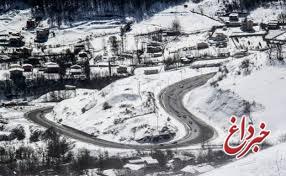 بارش برف در پنجمین روز از نخستین ماه بهار، راه ارتباطی 30 روستای شهرستان کوهرنگ در استان چهارمحال وبختیاری را بست.
