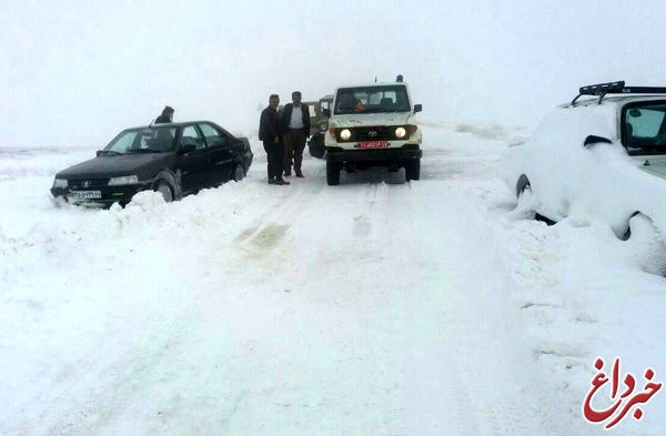 نجات ۲۵۰ مسافر گرفتار در برف و کولاک در تکاب
