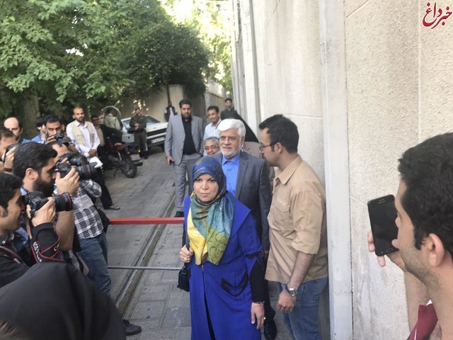 حضور عارف و سیدعلی خمینی در حسینیه جماران/حضور گسترده در اولین دقایق اخذ رای
