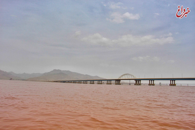 چرا آب دریاچه ارومیه سرخ شده است؟