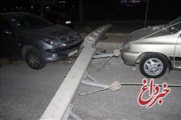سقوط تیر چراغ برق روی دو خودرو در چیتگر