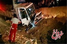 کشته شدن یک تن در برخورد چهار سواری و دو کامیون با یکدیگر کشته شدن یک تن در برخورد چهار سواری و دو کامیون با یکدیگر