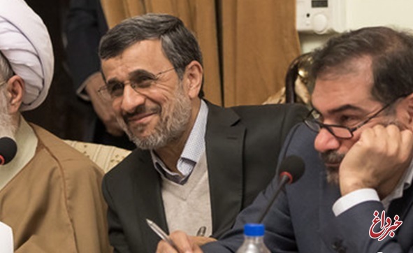 رفتار احمدی‎نژاد در مجمع به روایت یک شاهد عینی: فعال‌تر شده اما با کسی مواجهه کلامی ندارد / عکس خنده احمدی‌نژاد مربوط به انتقاد توکلی نیست