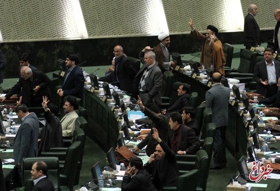 شوخی لاریجانی با نقوی حسینی پس از تصویب طرح ممنوعیت بیش از ۳ دوره متوالی نمایندگی مجلس