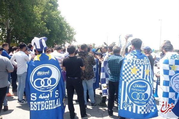 اعتراض هواداران استقلال مقابل فدراسیون فوتبال