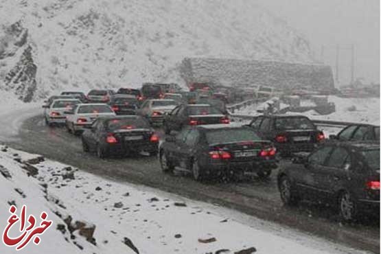ترافیک شدید در جاده کرج چالوس و سرگردانی مسافران در برف و سرما