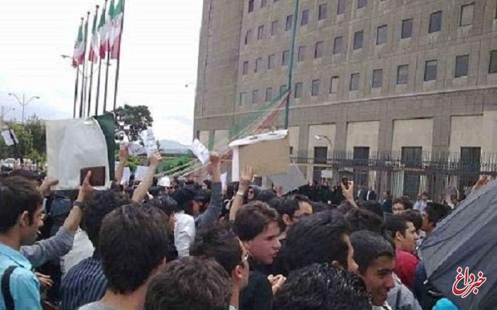 جمعی از بازاریان و اصناف مقابل مجلس تجمع کردند