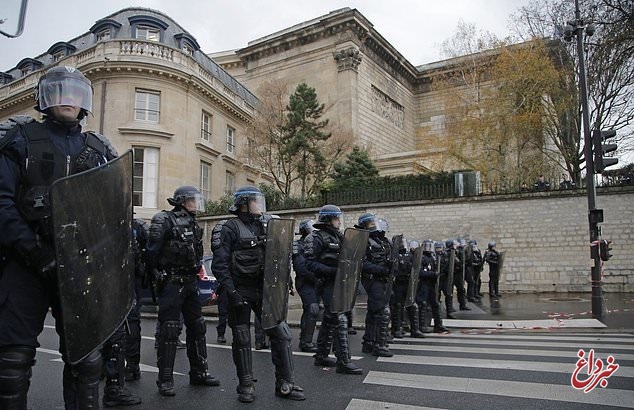 درگیری پلیس با مردم در پاریس/ بازداشت بیش از ۳۰۰ نفر