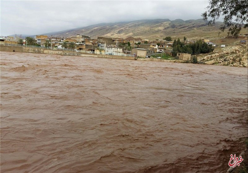 ستاد مدیریت بحران: اوضاع سیلاب در ۳ شهر لرستان وحشتناک است / رودخانه کشکان طغیان کرده / هر آن، ممکن است خودرو‌ها را آب ببرد / مردم توجهی به هشدار‌ها نمی‌کنند / ۴ روستا در دورود تخلیه شده