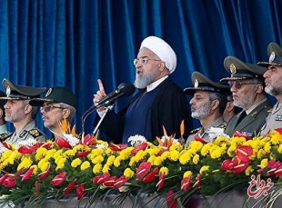 روحانی: نیروی مسلح ایران هیچ گاه در برابر کشور‌های همسایه قرار نمی‌گیرد / در مقطع تاریخی حساسی قرار گرفته‌ایم؛ آمریکا و اسرائیل گاهی در کشور‌های منطقه مداخله مستقیم نظامی دارند / جایگاه نیرو‌های مسلح از هر زمان دیگری بارز‌تر است / آسمان و دریا‌های ما از هر زمان دیگری امن‌تر است