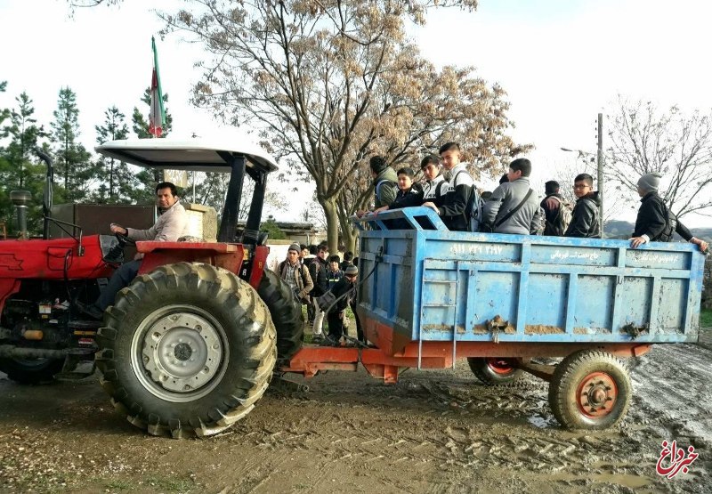 مدیری که دانش آموزانش را هر روز با تراکتور از سیل گذر می‌دهد+عکس